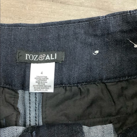 Women's Roz & Ali 4 S Small Navy Blue Khakis Chino Bermuda Jeans Shorts NWOT - Picture 7 of 8